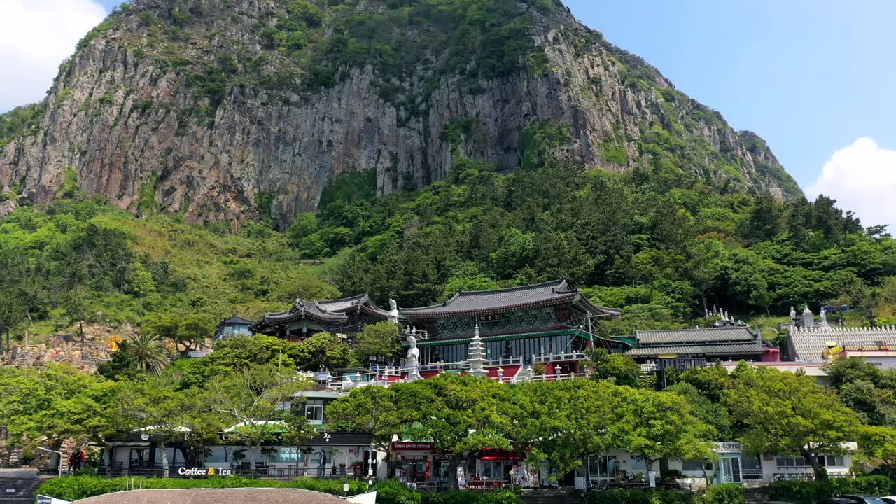 韩国济州岛西归浦市山房山附近的山房古寺视频素材