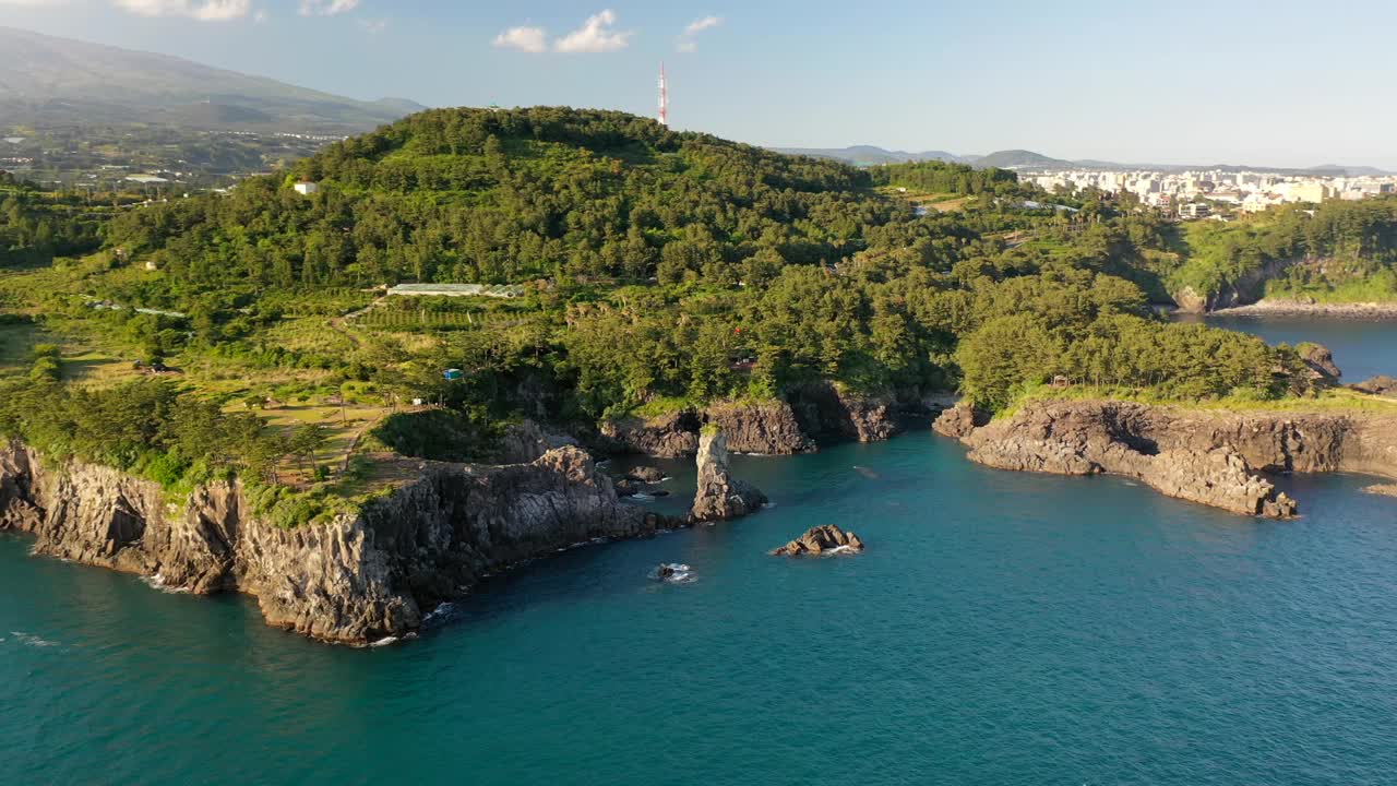 韩国，济州岛，西归浦市，外岛盖海塔的风景视频素材