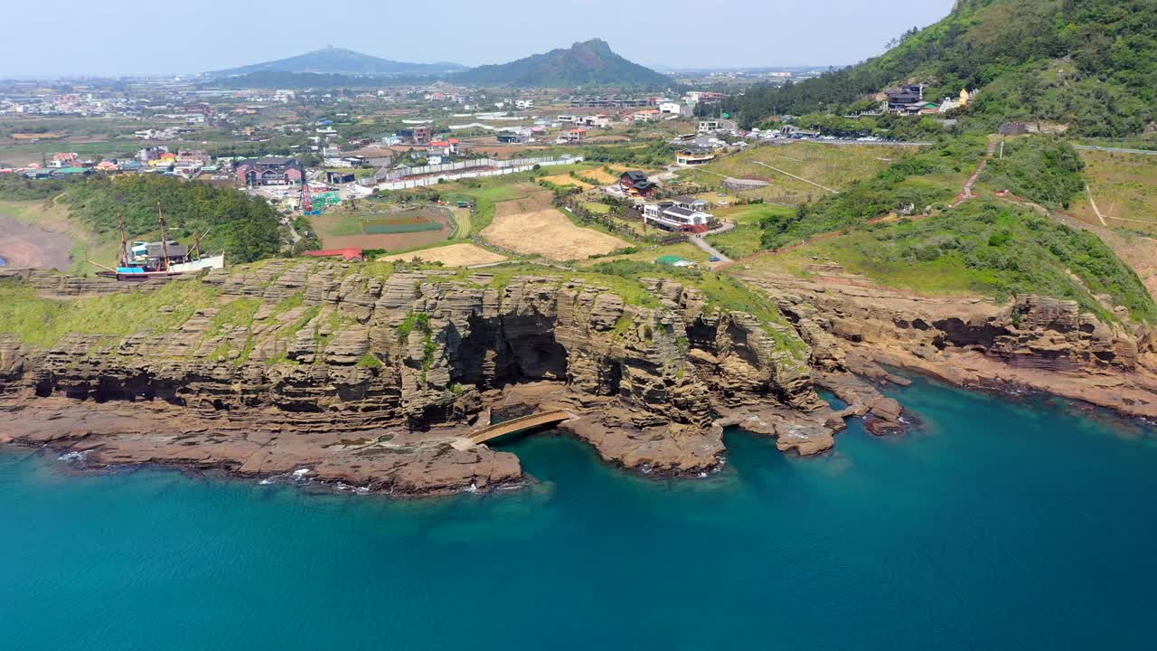 韩国济州岛西归浦市龙梅里海滩附近的村庄风景视频素材