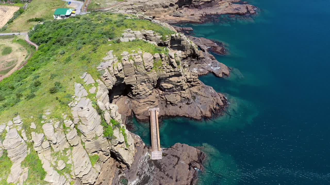 韩国济州岛西归浦市龙美里海滩的风景视频素材