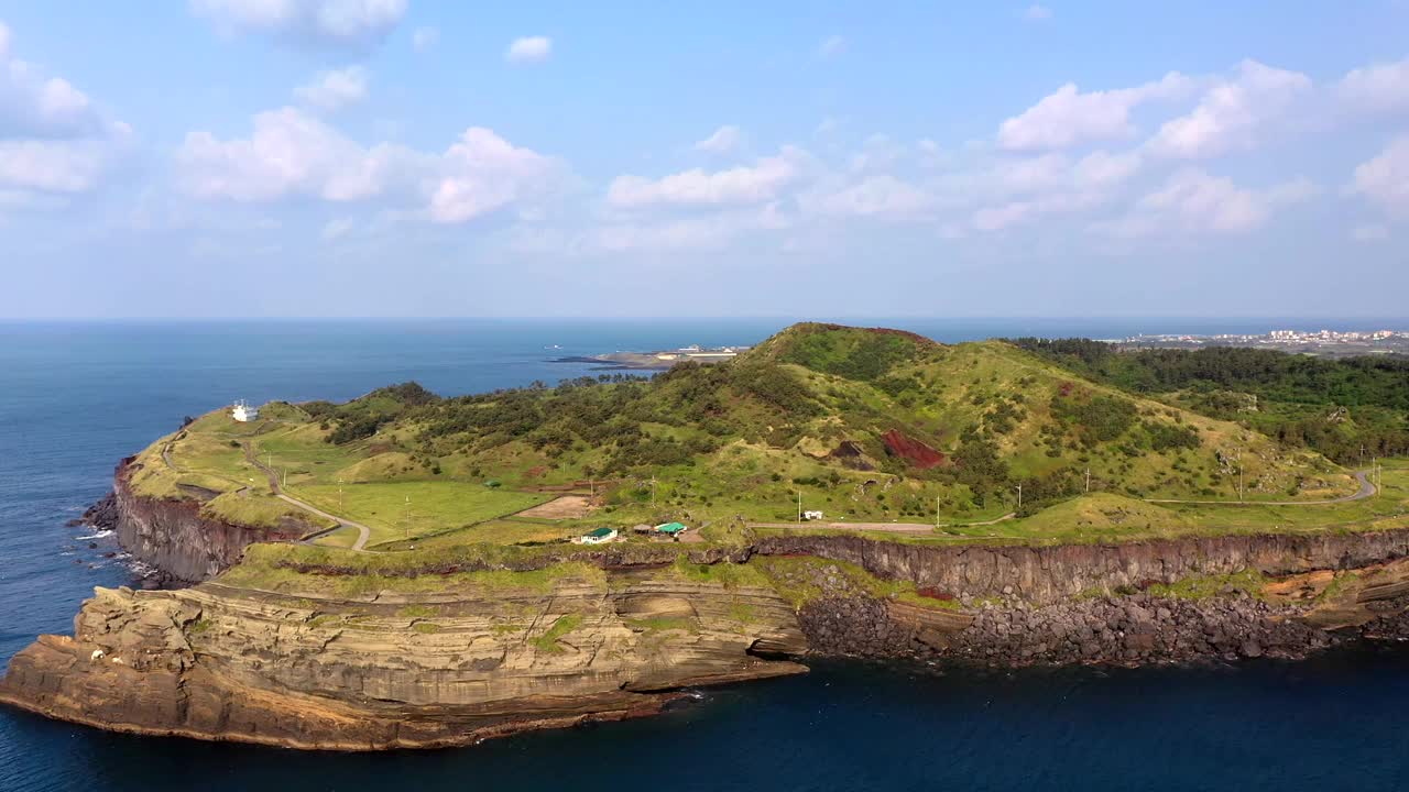 松岳山周围的海景/西归浦，济州岛，韩国视频素材