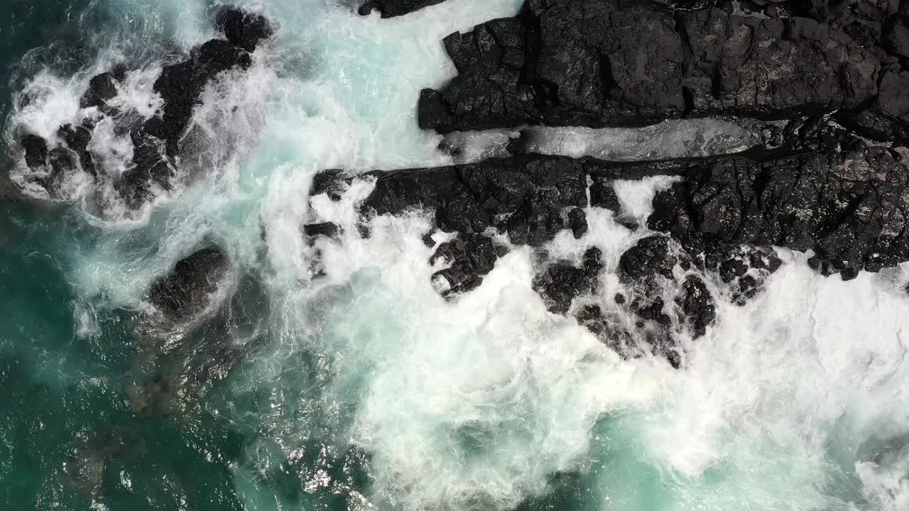 韩国济州岛济州岛桂德郡海龟灯塔附近的海浪景象视频素材