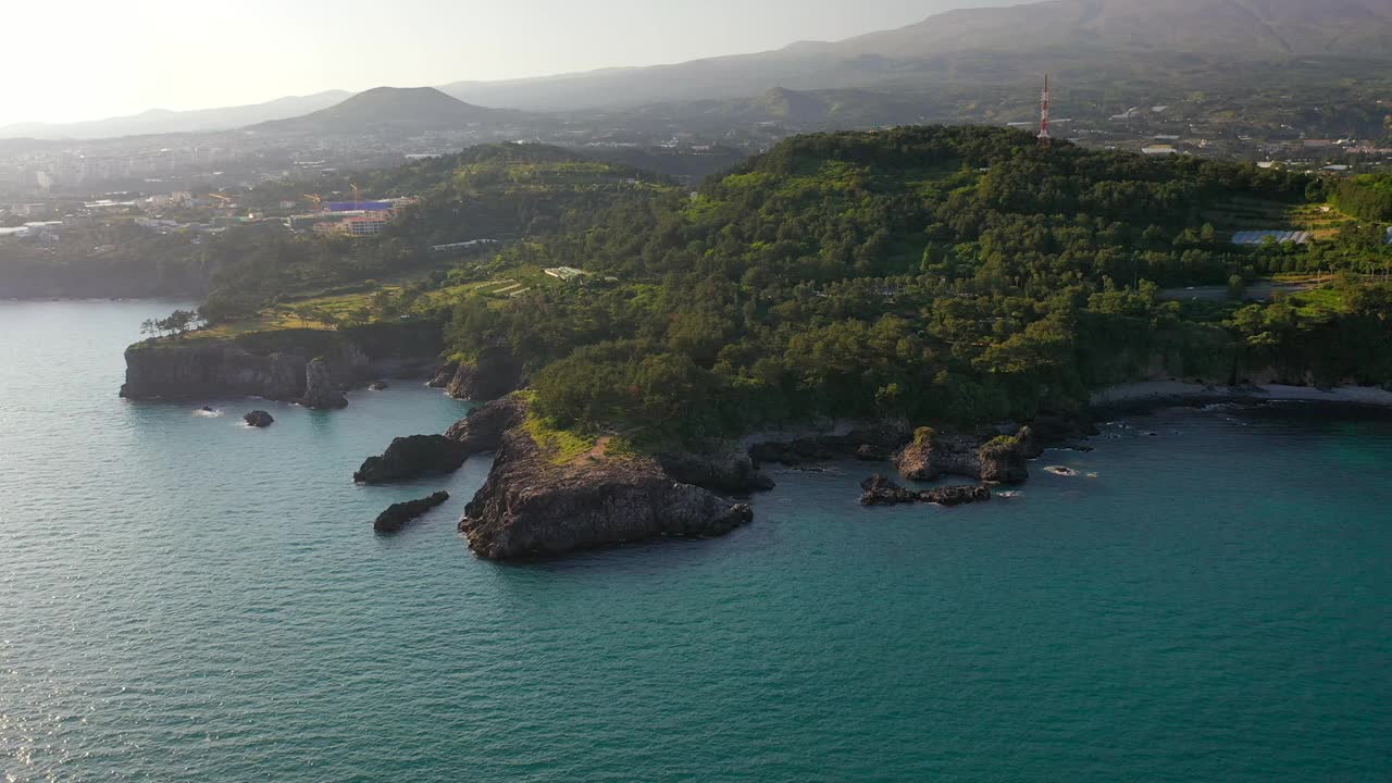 韩国济州岛西归浦市外岛盖海栈附近的村庄风景视频素材