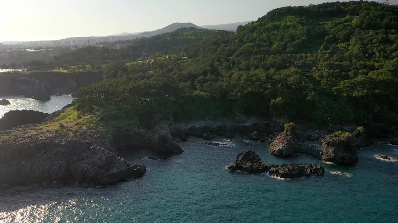 韩国，济州岛，西归浦市，外岛盖海塔的风景视频素材