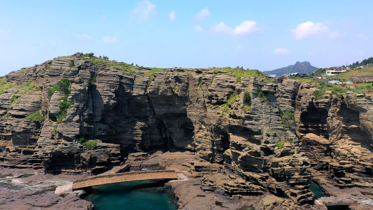 韩国济州岛西归浦市龙梅里海滩附近的村庄风景视频素材