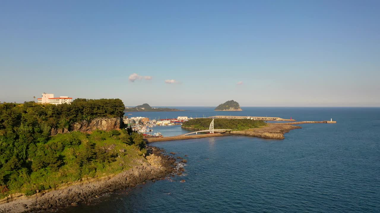 韩国济州岛西归浦市赛眼桥附近的村庄风景视频素材