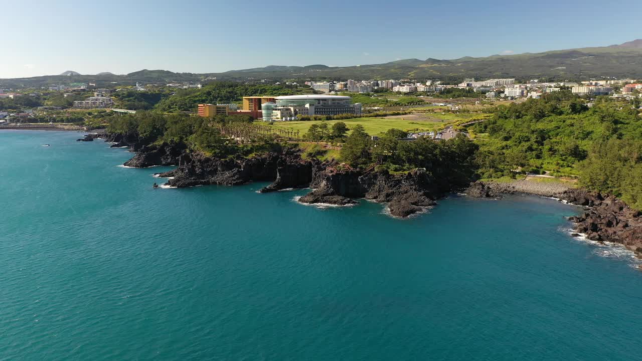 沿着中门和大浦海岸的柱状关节风景/西归浦，济州，韩国视频素材