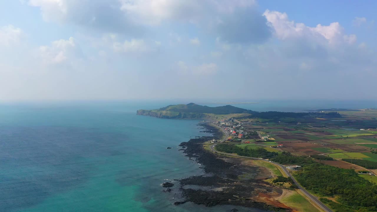 韩国济州岛西归浦市松岳山附近的村庄风景视频素材