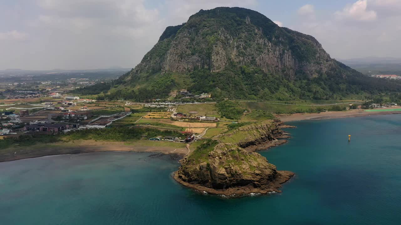 韩国济州岛西归浦市山房山附近的龙美里海滩视频素材