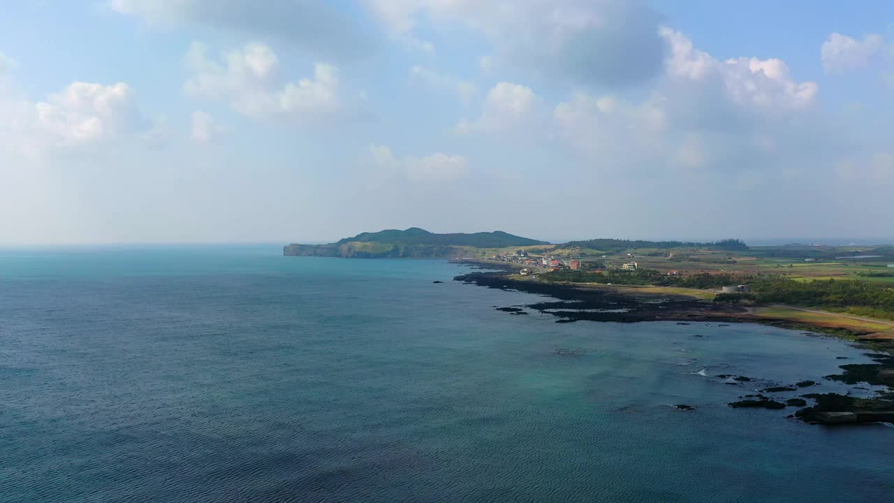 韩国济州岛西归浦市Hyeongje海岸路附近的海景视频素材