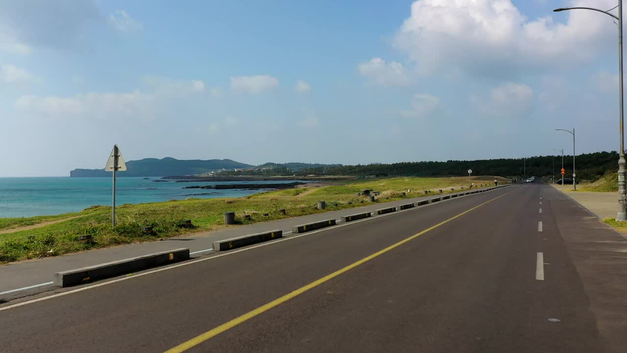 韩国济州岛西归浦市Hyeongje海岸路附近的海景视频素材