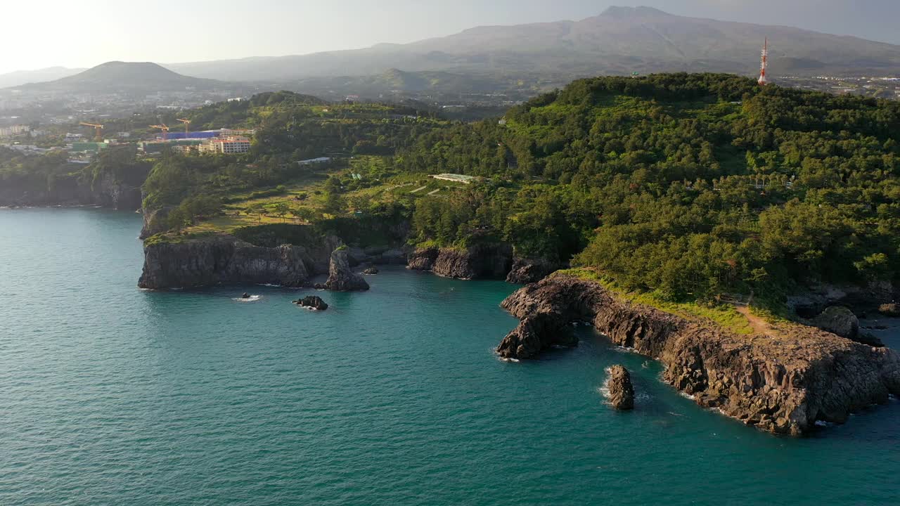 韩国，济州岛，西归浦市，外岛盖海塔的风景视频素材