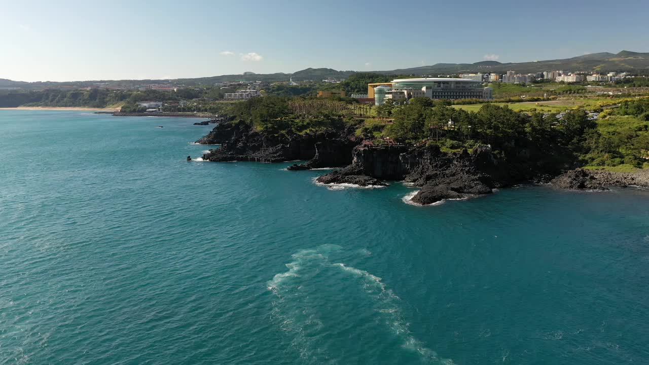 沿着中门和大浦海岸的柱状关节风景/西归浦，济州，韩国视频素材