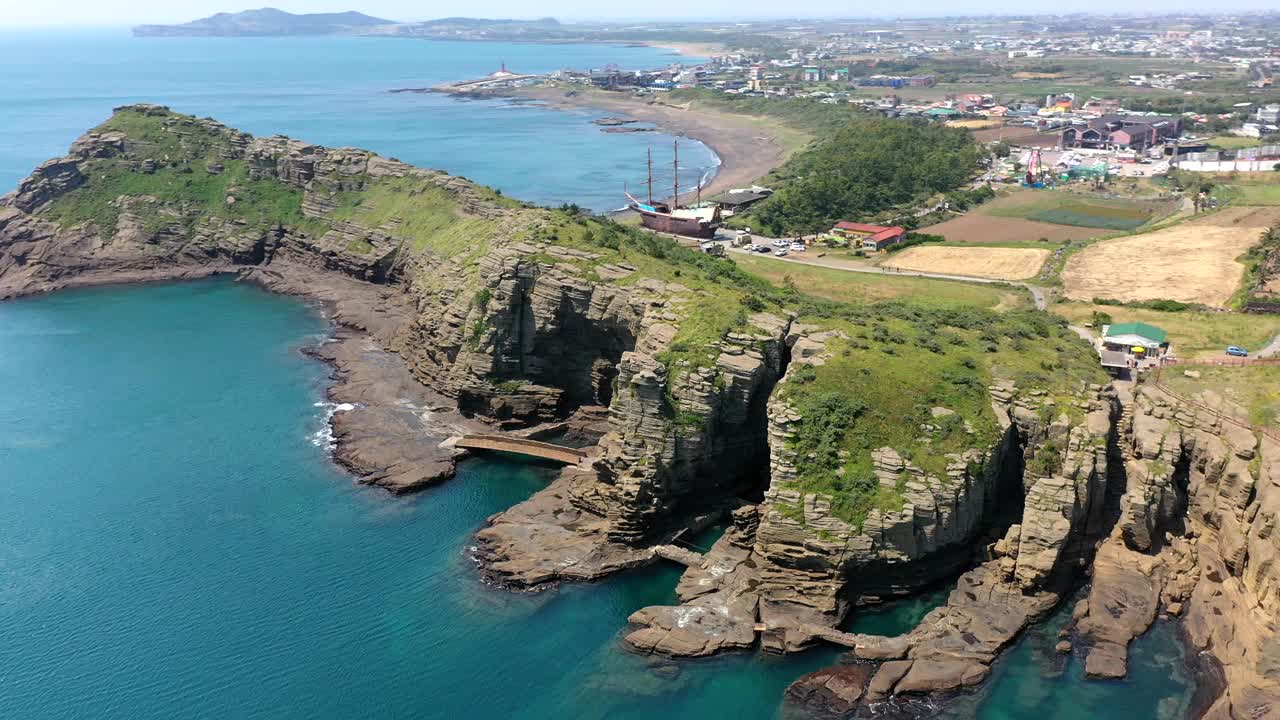 韩国济州岛西归浦市龙美里海滩的风景视频素材