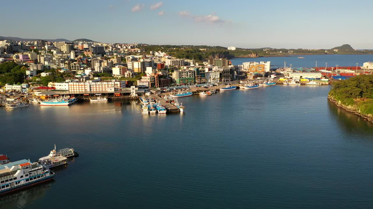 韩国济州岛西归浦市赛眼桥附近的村庄风景视频素材