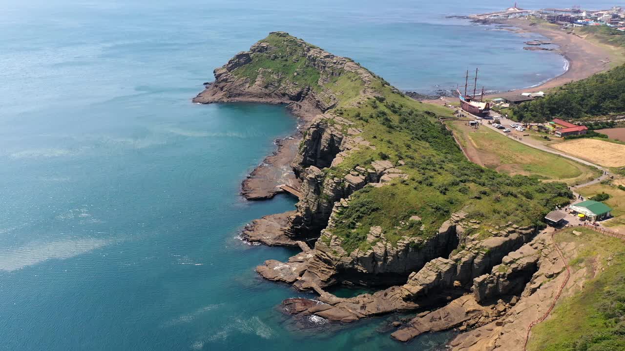 韩国济州岛西归浦市龙美里海滩的风景视频素材