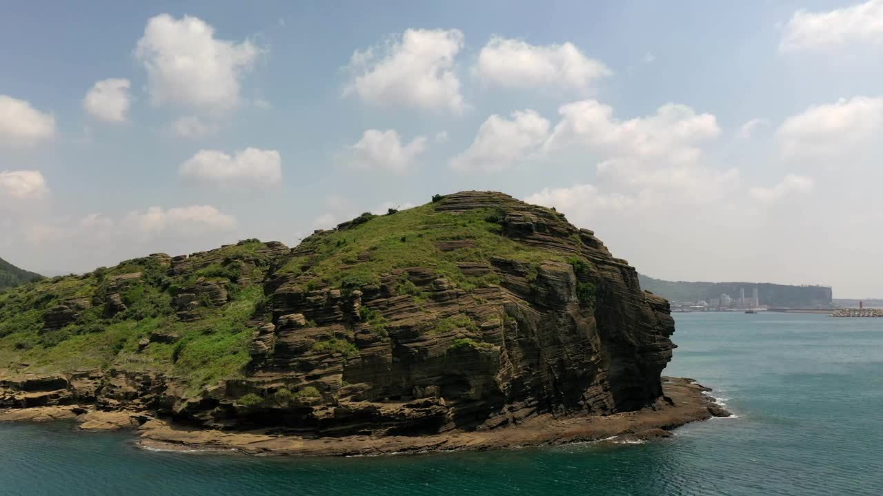 韩国济州岛西归浦市龙美里海滩的风景视频素材