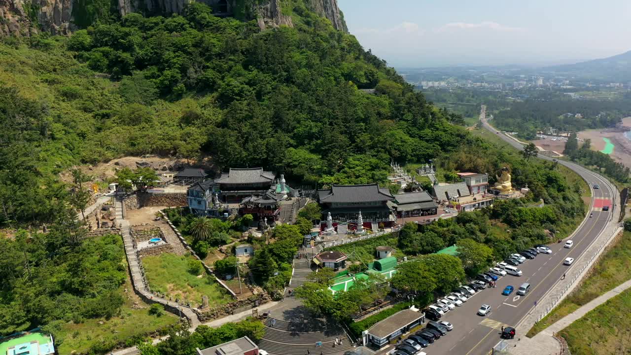 韩国济州岛西归浦市山房古寺的风景视频素材