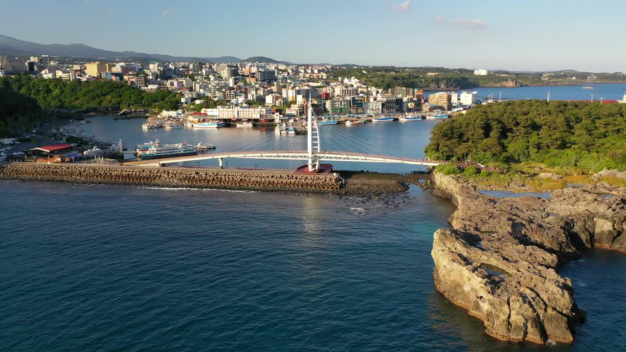 韩国济州岛西归浦市赛眼桥附近的村庄风景视频素材