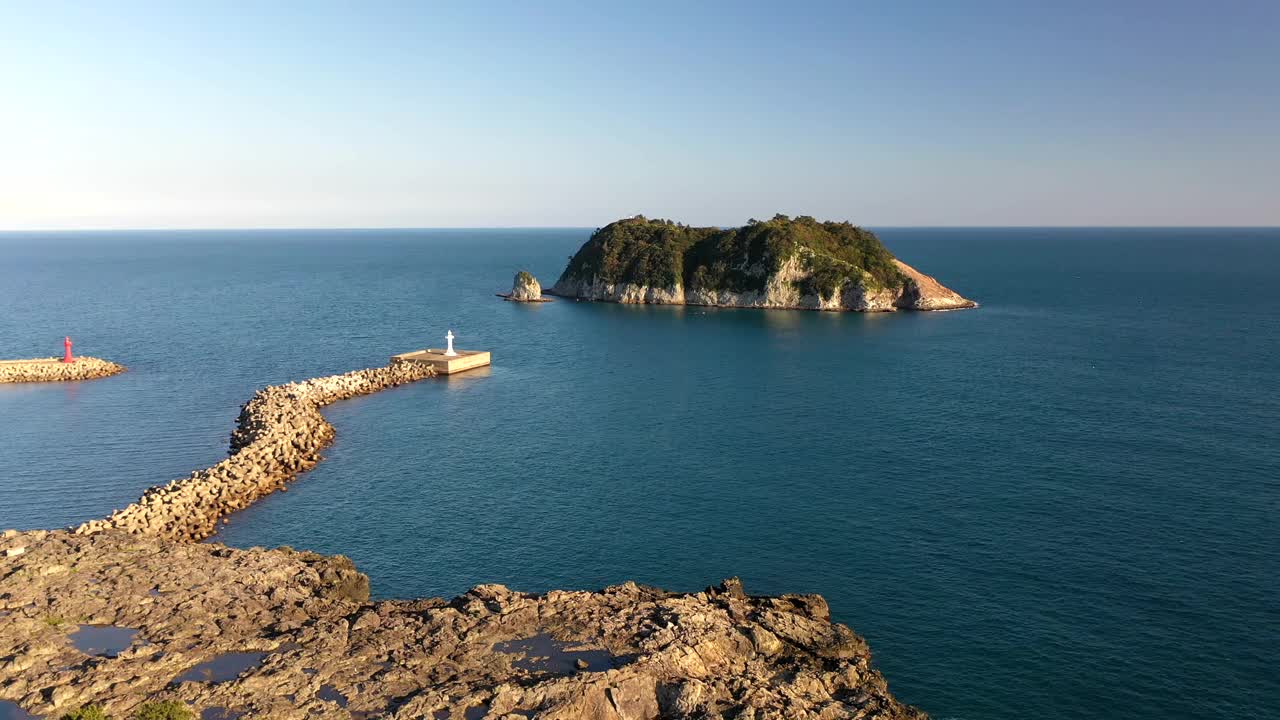 文心岛风景(韩国天然纪念物421)/韩国济州岛西归浦市视频素材