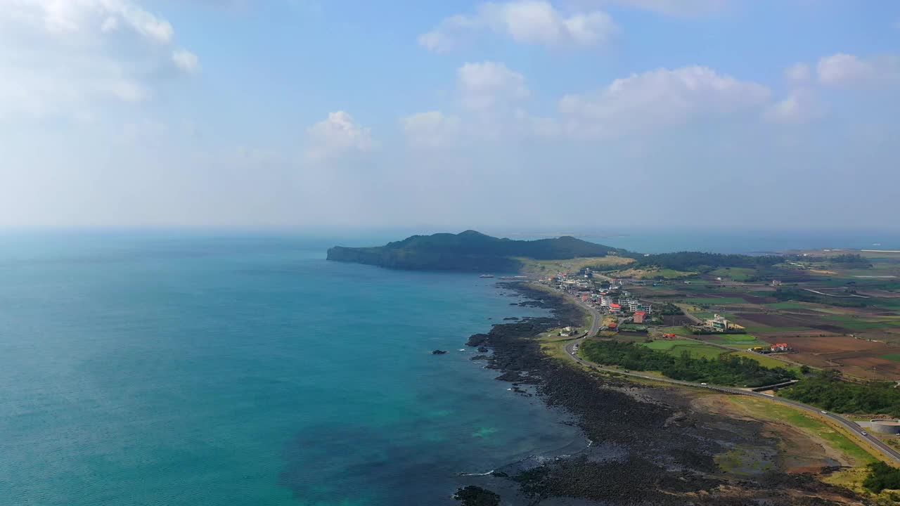 韩国济州岛西归浦市松岳山附近的村庄风景视频素材