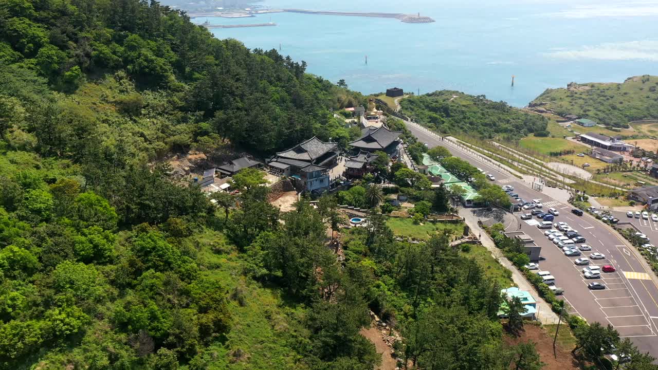 韩国济州岛西归浦市山房古寺的风景视频素材