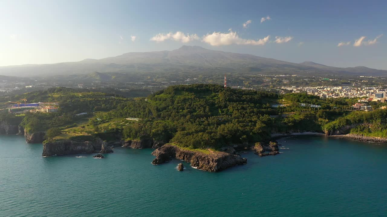 韩国济州岛西归浦市外岛盖海栈附近的村庄风景视频素材