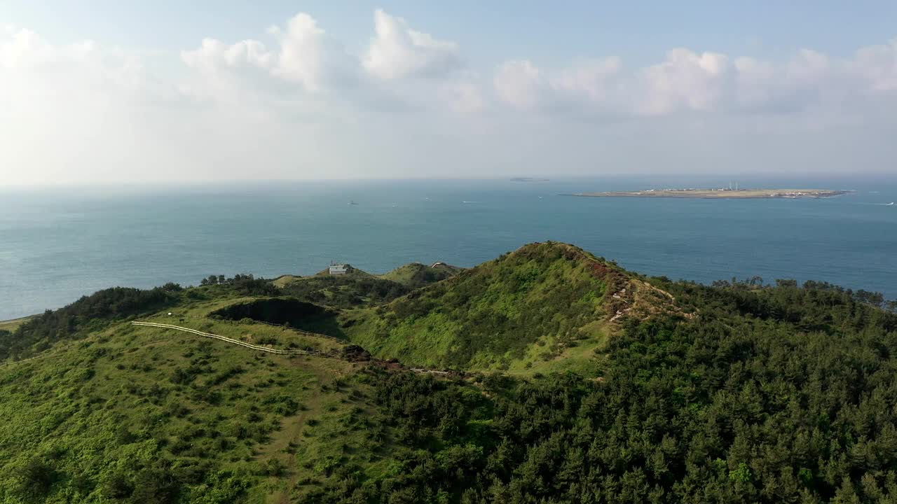 松岳山周围的海景/西归浦，济州岛，韩国视频素材