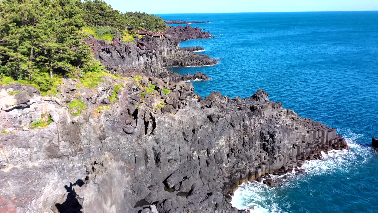 沿着中门和大浦海岸的柱状关节风景/西归浦，济州，韩国视频素材