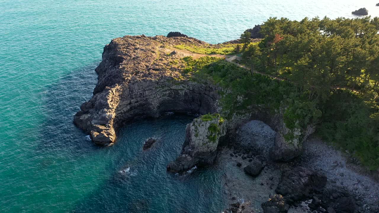 韩国，济州岛，西归浦市，外岛盖海塔的风景视频素材