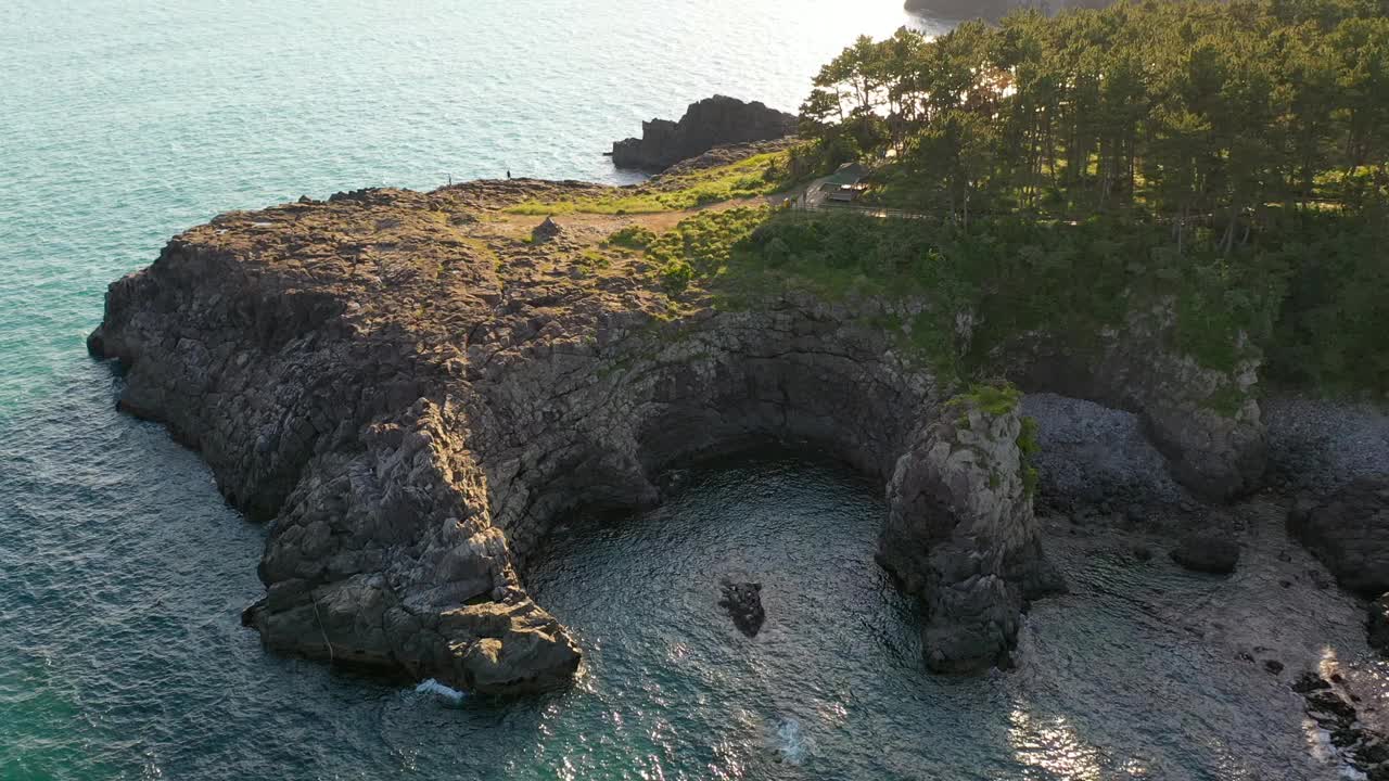 韩国，济州岛，西归浦市，外岛盖海塔的风景视频素材