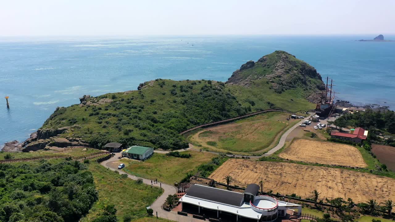 韩国济州岛西归浦市龙美里海滩的风景视频素材