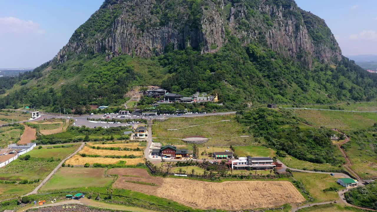 韩国济州岛西归浦市山房山附近的山房古寺视频素材