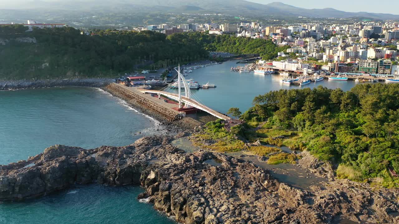 韩国济州岛西归浦市赛眼桥附近的村庄风景视频素材