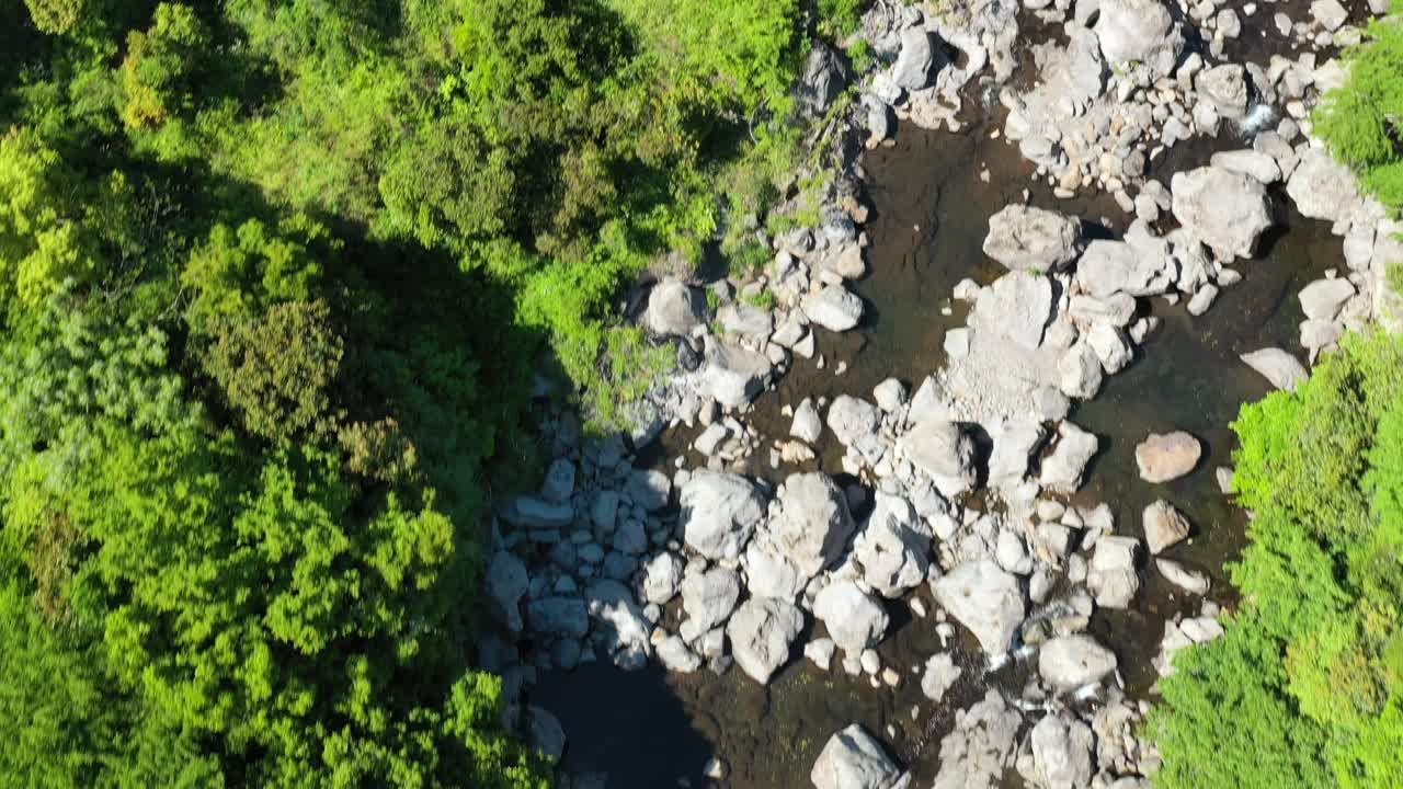 韩国济州岛西归浦市，天井瀑布的风景视频素材