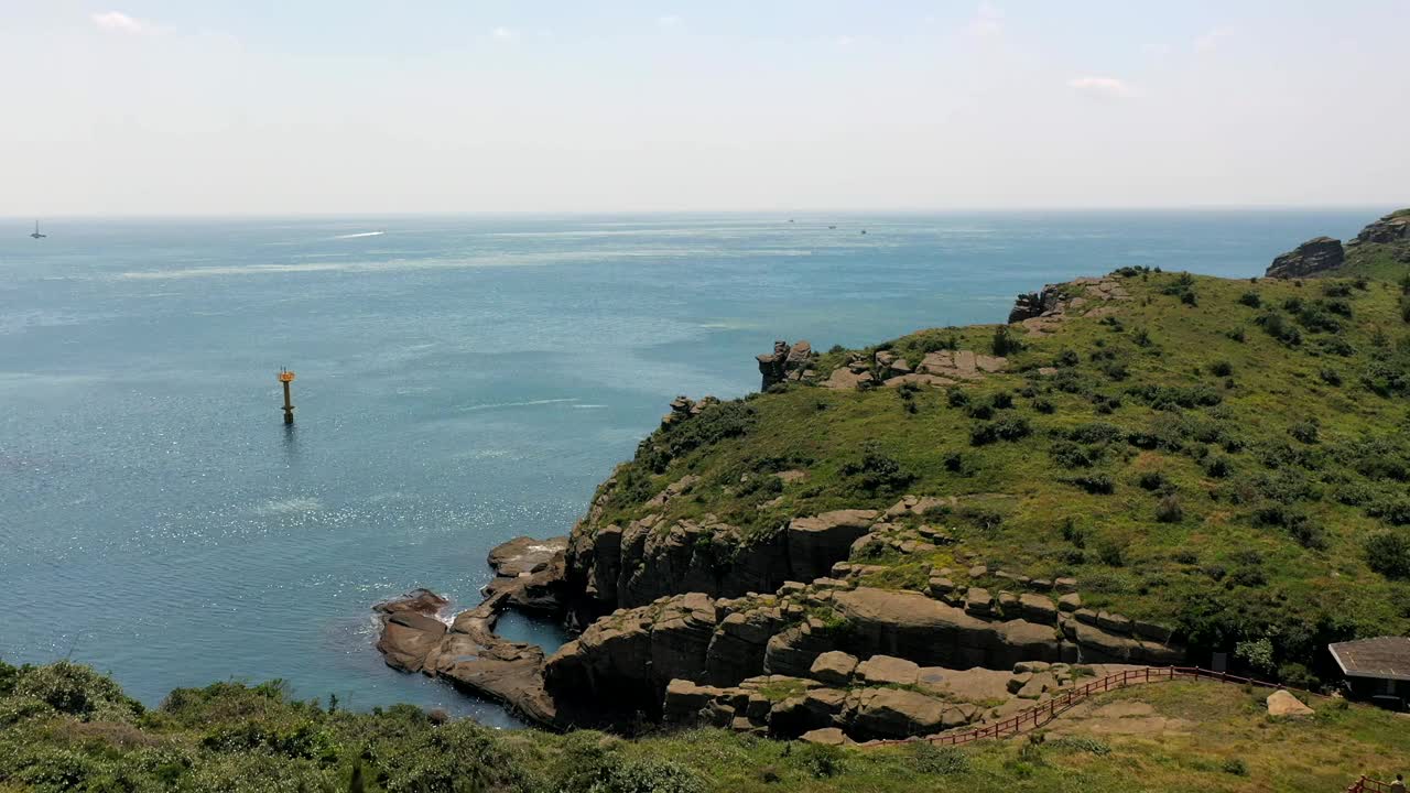 韩国济州岛西归浦市龙美里海滩的海景视频素材