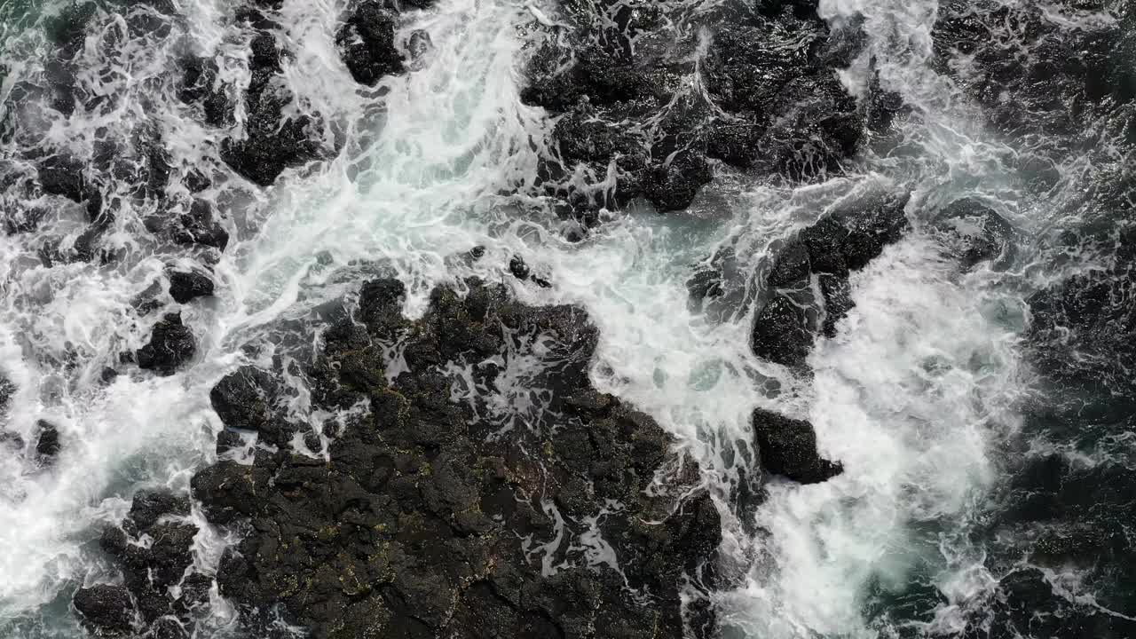 韩国，济州岛，hyopjae海滩的海浪景色视频素材