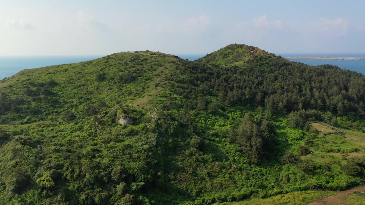 韩国济州岛西归浦市松岳山景视频素材