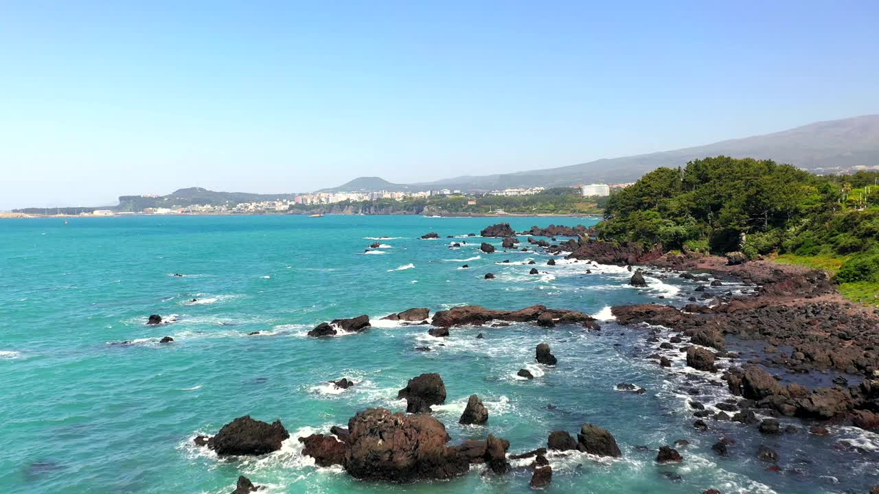 乡村和大海的风景/韩国济州岛西归浦市视频素材