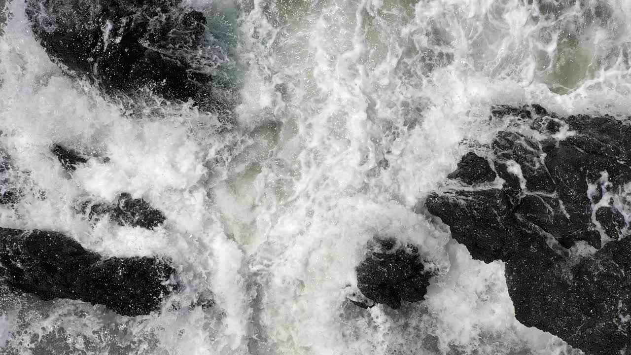 海浪/韩国济州岛西归浦市视频素材