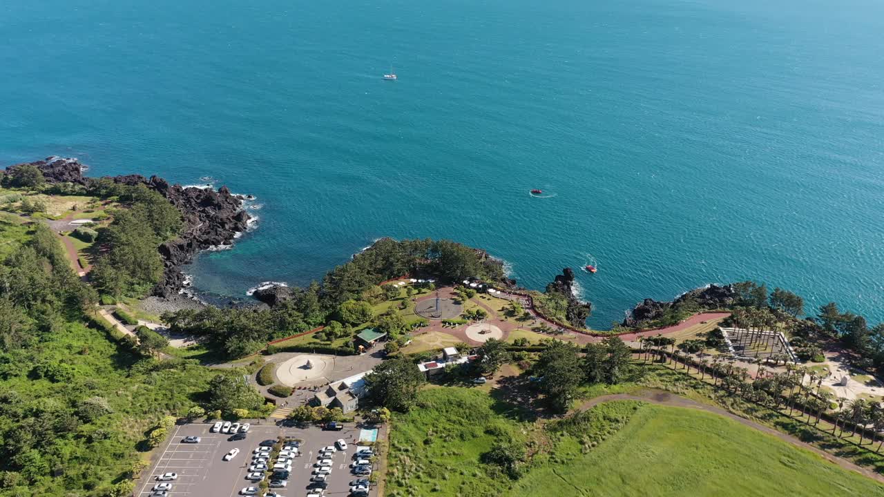 沿着中门和大浦海岸的柱状关节风景/西归浦，济州，韩国视频素材