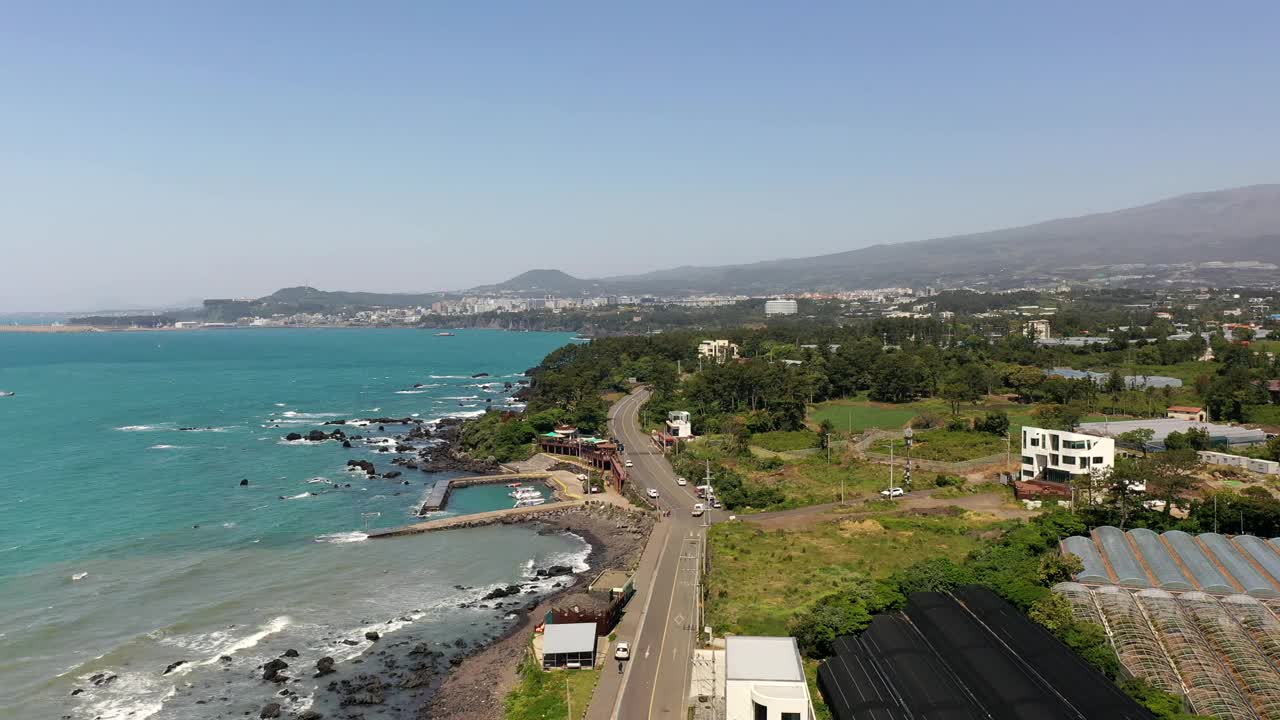 乡村和大海的风景/韩国济州岛西归浦市视频素材