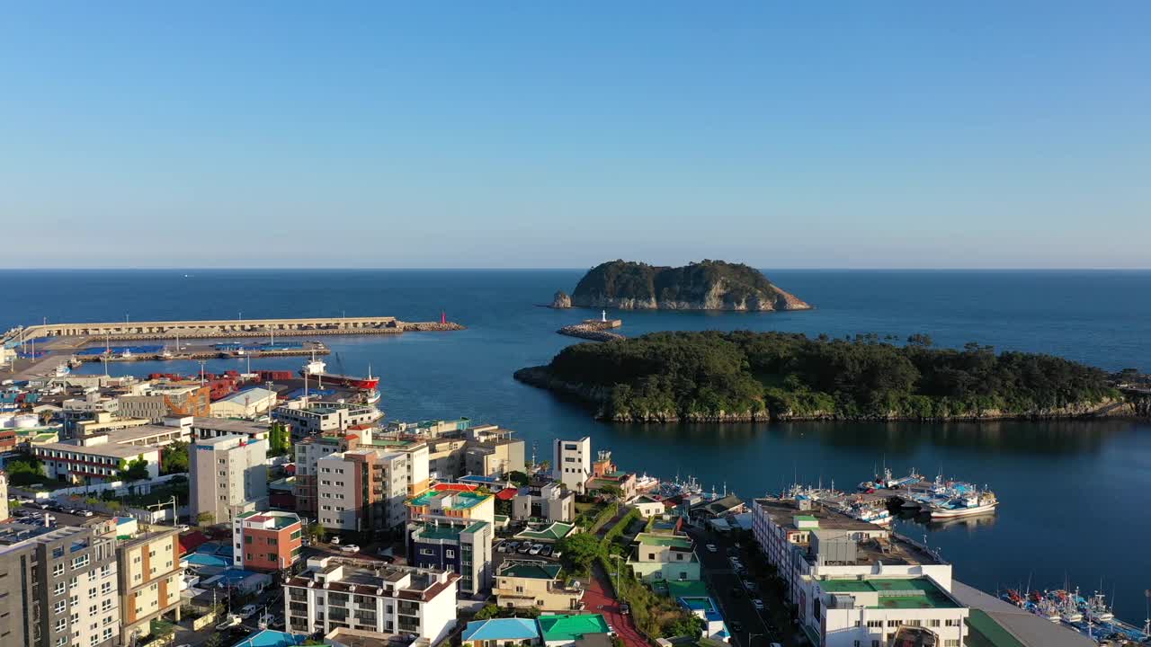 文心岛附近的西归浦港风景(韩国天然纪念物421)/韩国济州岛西归浦视频素材