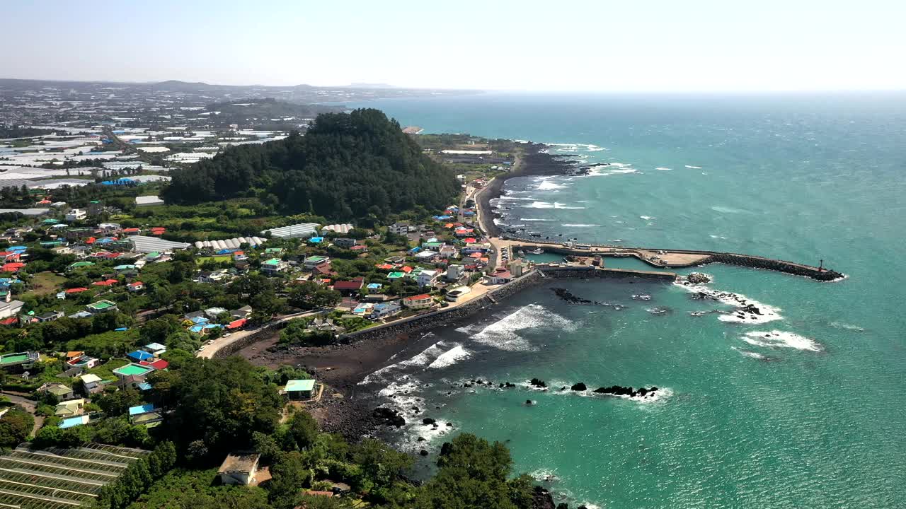 韩国济州岛西归浦市浦玉港附近的市中心和海景视频素材