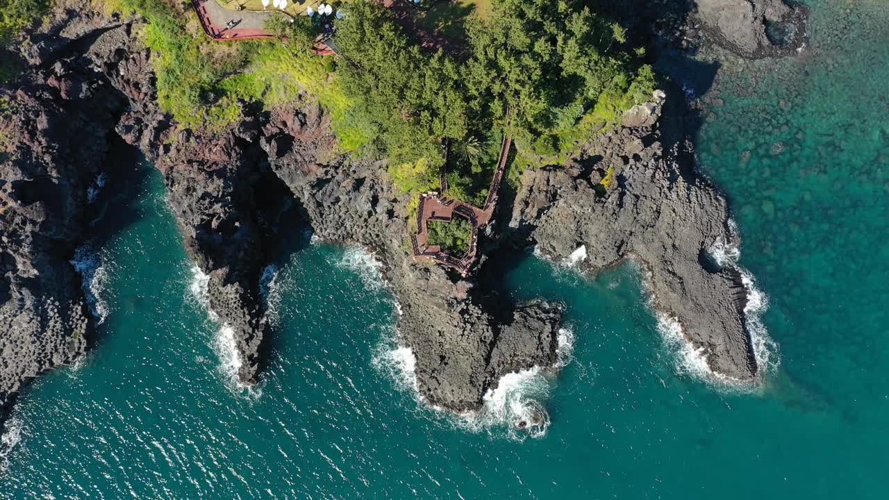 沿着中门和大浦海岸的柱状关节风景/西归浦，济州，韩国视频素材