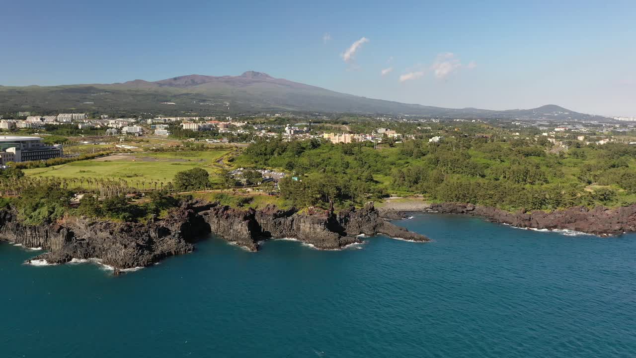 沿着中门和大浦海岸的柱状关节风景/西归浦，济州，韩国视频素材