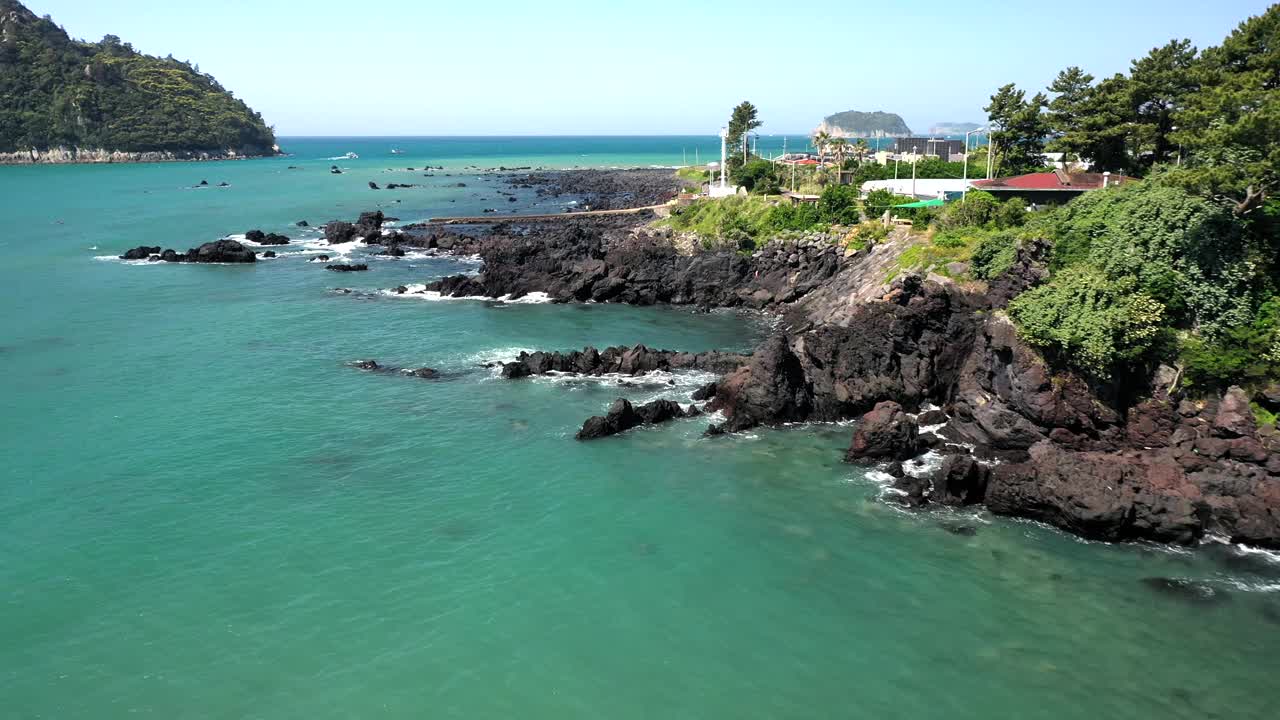 乡村和大海的风景/韩国济州岛西归浦市视频素材