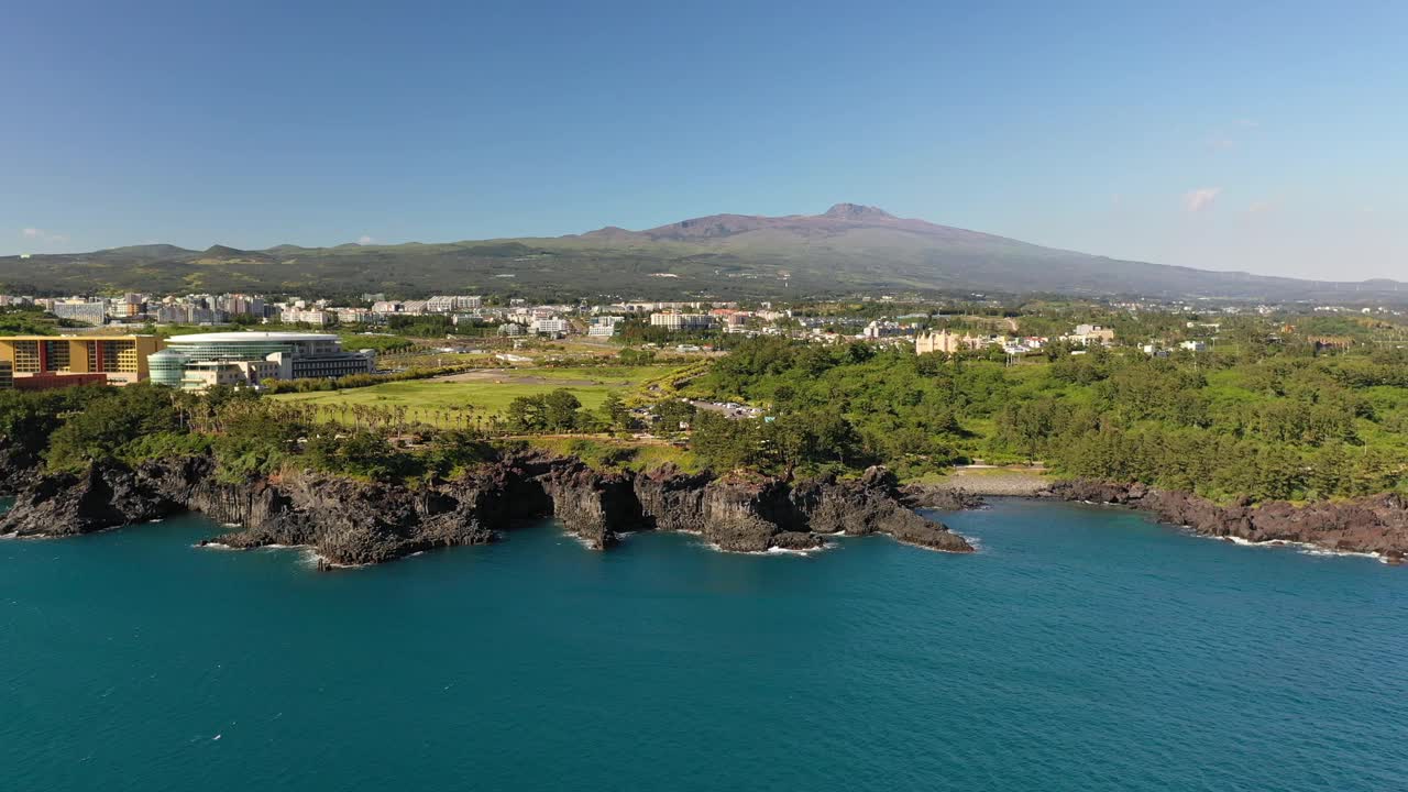 沿着中门和大浦海岸的柱状关节风景/西归浦，济州，韩国视频素材