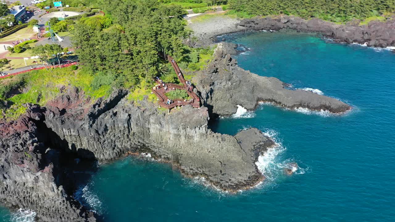 沿着中门和大浦海岸的柱状关节风景/西归浦，济州，韩国视频素材