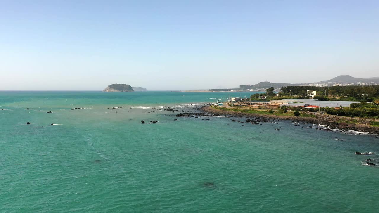 乡村和大海的风景/韩国济州岛西归浦市视频素材